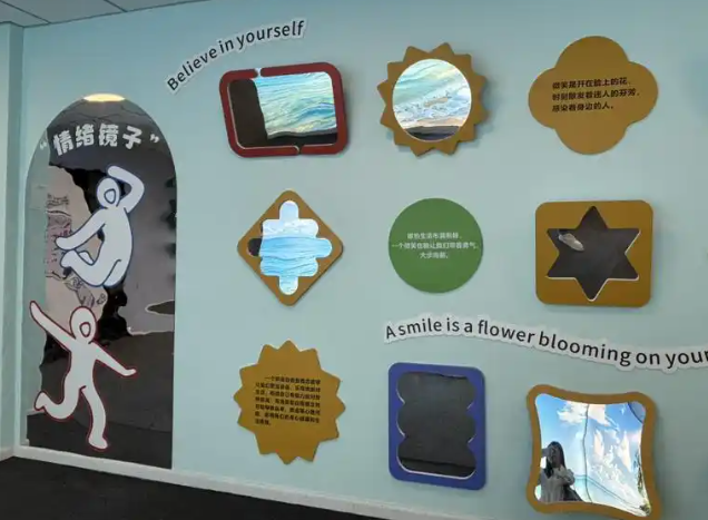 清晨的校园生机盎然在体育孩子们挥洒汗水一旁的AI系统同步工作 清晨的校园生机盎然在体育孩子们挥洒汗水一旁的AI系统同步工作